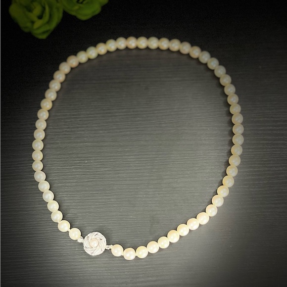 🚫SOLD🚫✨AKOYA PEARL NECKLACE✨  ✨17 Inch ✨ ✨6.5-7.0mm✨✨Silver setting✨ - Picture 2 of 2